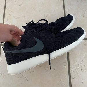 Women’s size 10 black and white Nike rosche